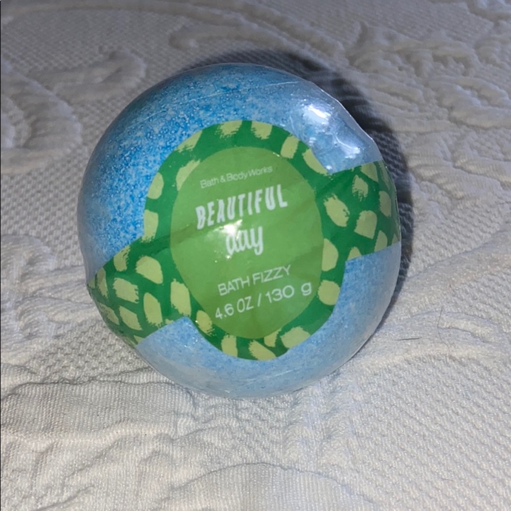 Bath and body works beautiful day bath soak fizzy